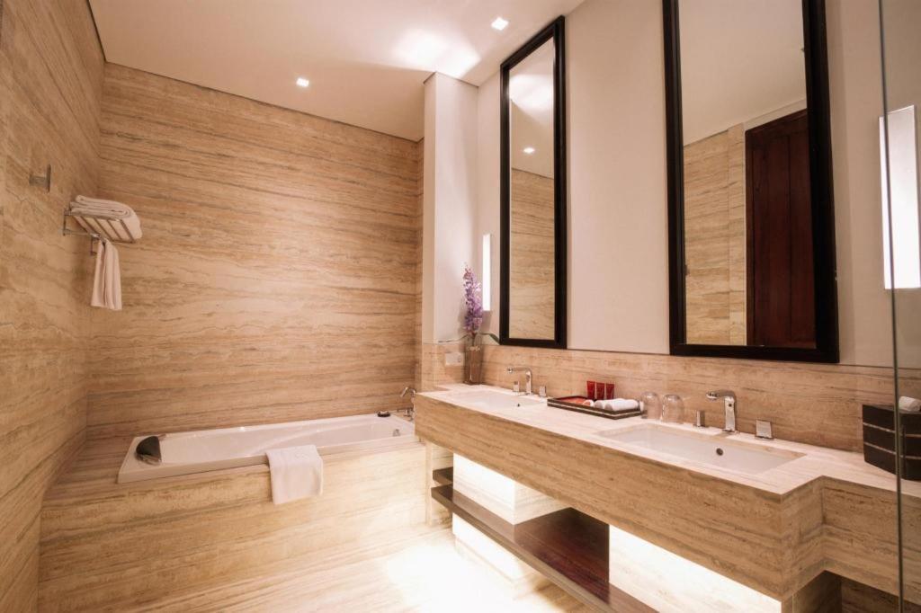Bumi Segah Hotel Tanjung Redep Exterior photo